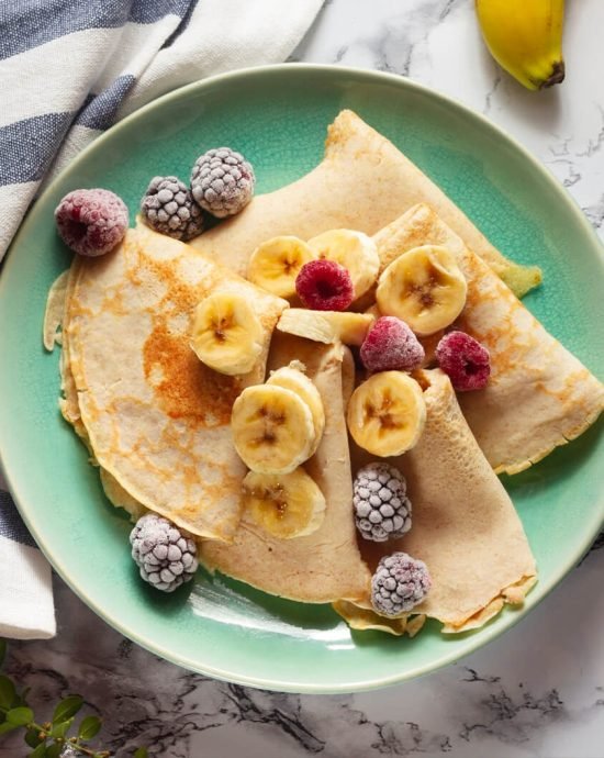 Fluffy Banana Pancakes with Maple Syrup